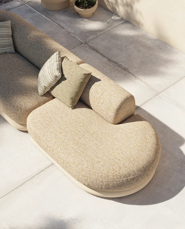 VONDOM MEL: Nahansicht eines gerundeten Sofaelements mit hellen Kissen von oben