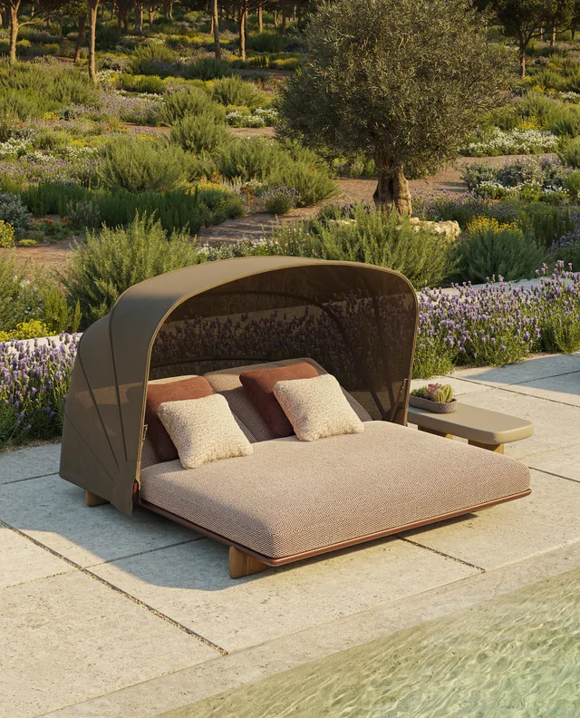 VONDOM MILOS: gepolstertes Daybed mit dunklem gerundetem Sonnendach am Pool
