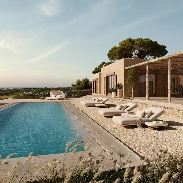 VONDOM MILOS: langer Pool mit mehreren Liegen vor einer modernen Steinarchitektur