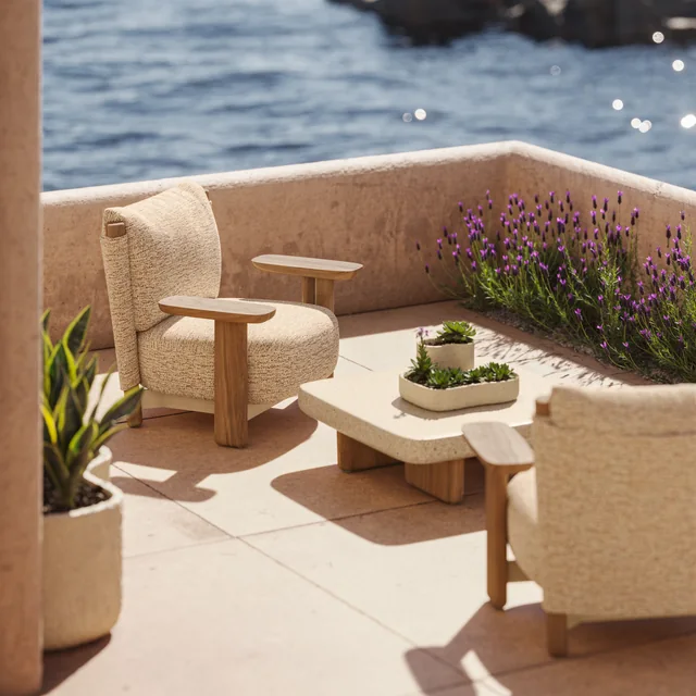 VONDOM MILOS: Holzsessel und organischer Tisch an einer Terrasse mit Meerblick