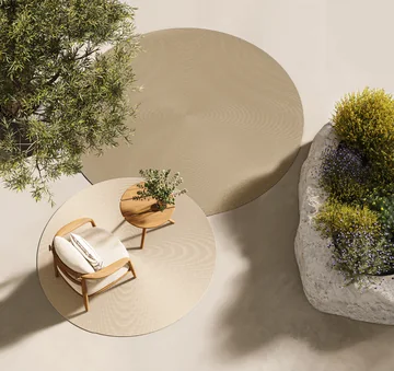 VONDOM Outdoor-Teppiche: runde helle Teppichflächen mit einem Sessel und einem kleinen Holztisch von oben