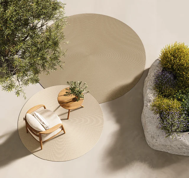 VONDOM Outdoor-Teppiche: runde helle Teppichflächen mit einem Sessel und einem kleinen Holztisch von oben