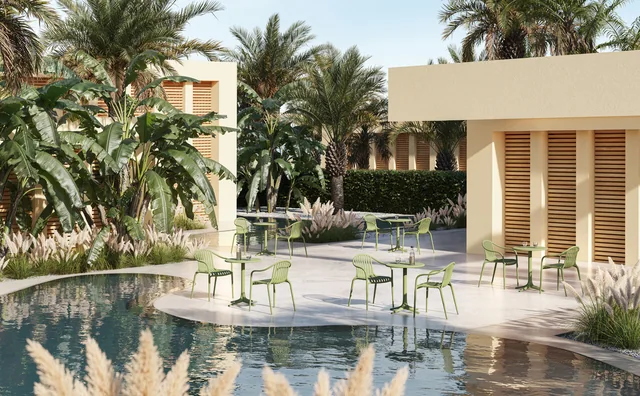 VONDOM PALM: grüne Stuhlgruppen vor einer hellen modernen Architektur mit Palmen und Wasser