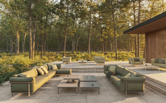 VONDOM PASADENA: gegenüberliegende grüne Sofas mit ockerfarbenen Kissen auf einer Waldterrasse