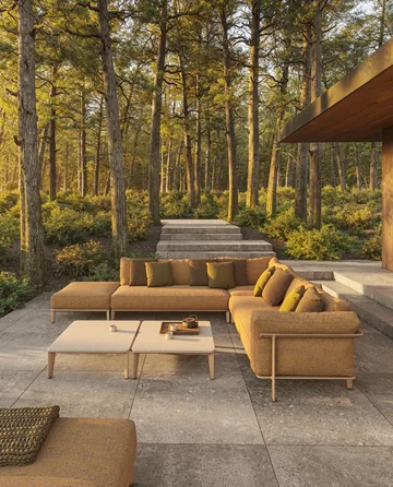 VONDOM PASADENA: orange Sessel und Sofas vor einem modernen Holzhaus