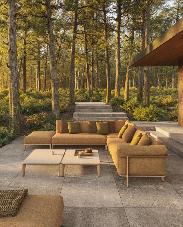 VONDOM PASADENA: orange Sessel und Sofas vor einem modernen Holzhaus