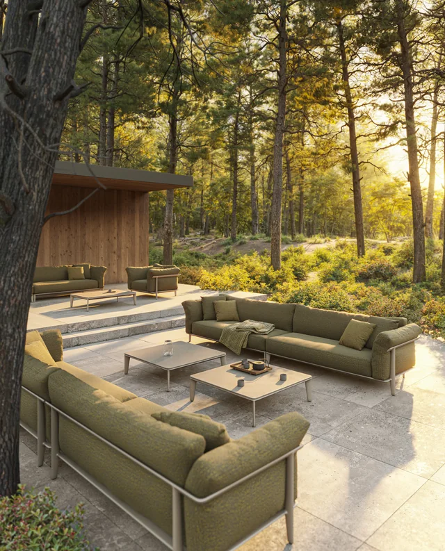 VONDOM PASADENA: Rückansicht eines grünen Sofas auf einer von Bäumen umgebenen Terrasse