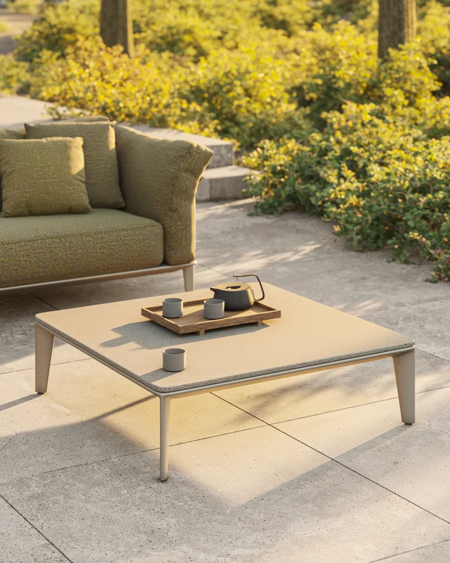 VONDOM PASADENA: niedriger Tisch vor einem grünen Sofa mit gelben Kissen