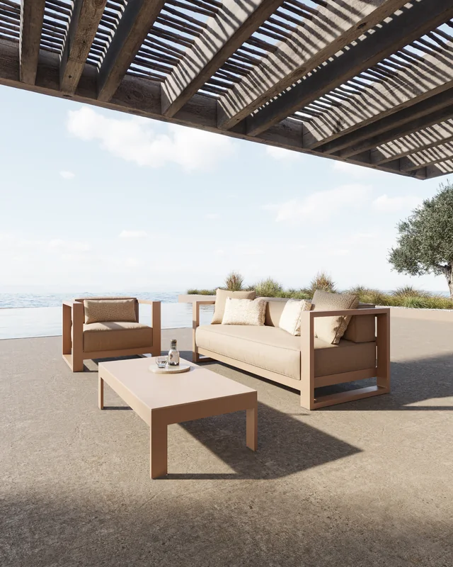 VONDOM POSIDONIA: helle Lounge-Gruppe mit geraden Rahmen unter einer Pergola am Wasser