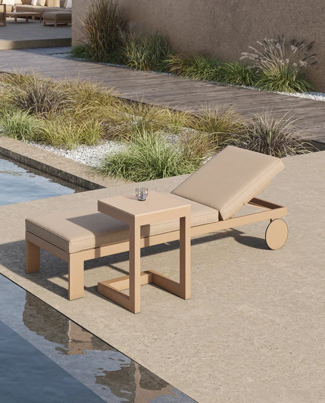 VONDOM POSIDONIA: Sonnenliege mit rundem Rad und eckigem Beistelltisch auf Steinplatten