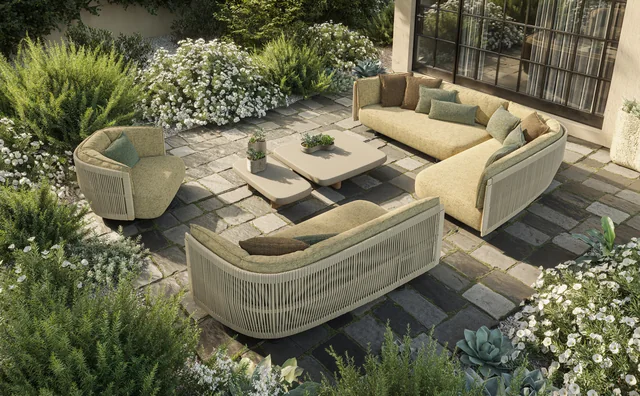 VONDOM SERRA: zwei helle Sofas und ein Sessel um einen Tisch auf Steinplatten