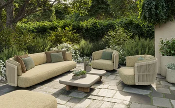 VONDOM SERRA: helles Sofa und zwei gerundete Lounge-Sessel vor dichtem Gartengrün