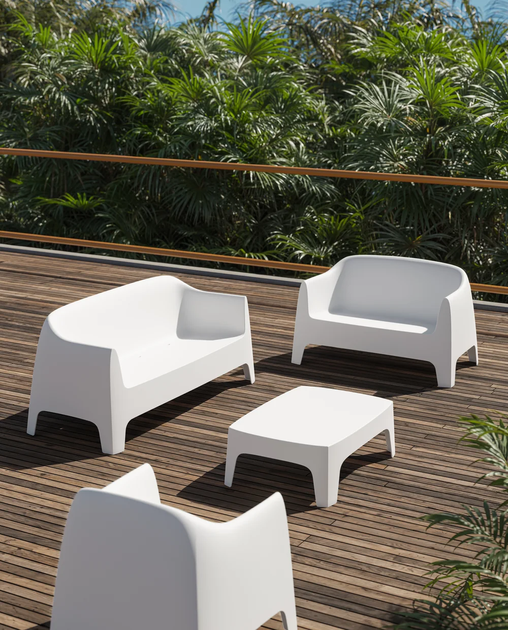 VONDOM SOLID: weiße Sitzgruppe mit Sofa, Sesseln und niedrigem Tisch auf einer Holzterrasse