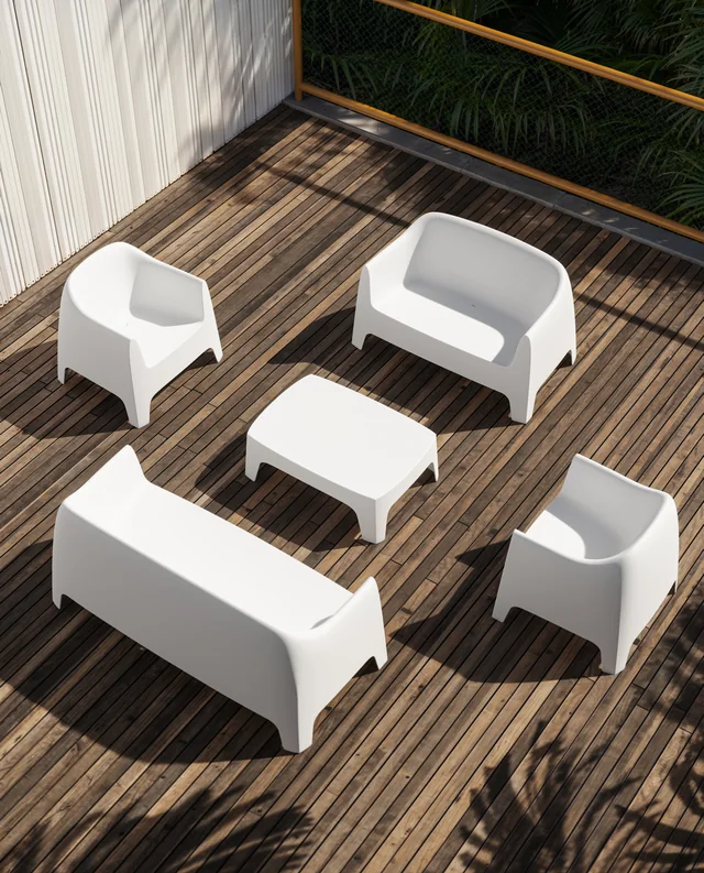 VONDOM SOLID: Draufsicht auf weiße Sitzmöbel und einen quadratischen Tisch