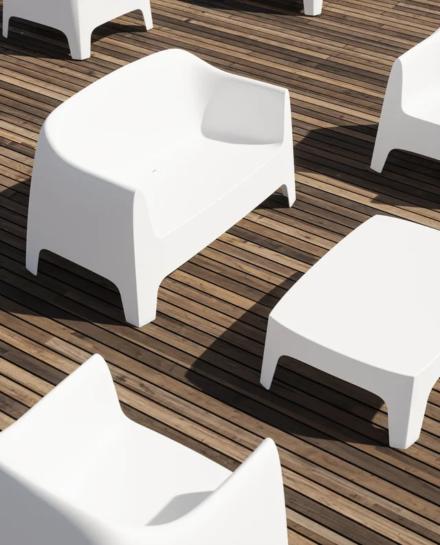 VONDOM SOLID: Nahansicht eines weißen Sofas und Sessels im Schatten auf Holzplanken