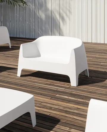 VONDOM SOLID: weißes Zweiersofa mit gerundeten Armlehnen vor einer hellen Wand
