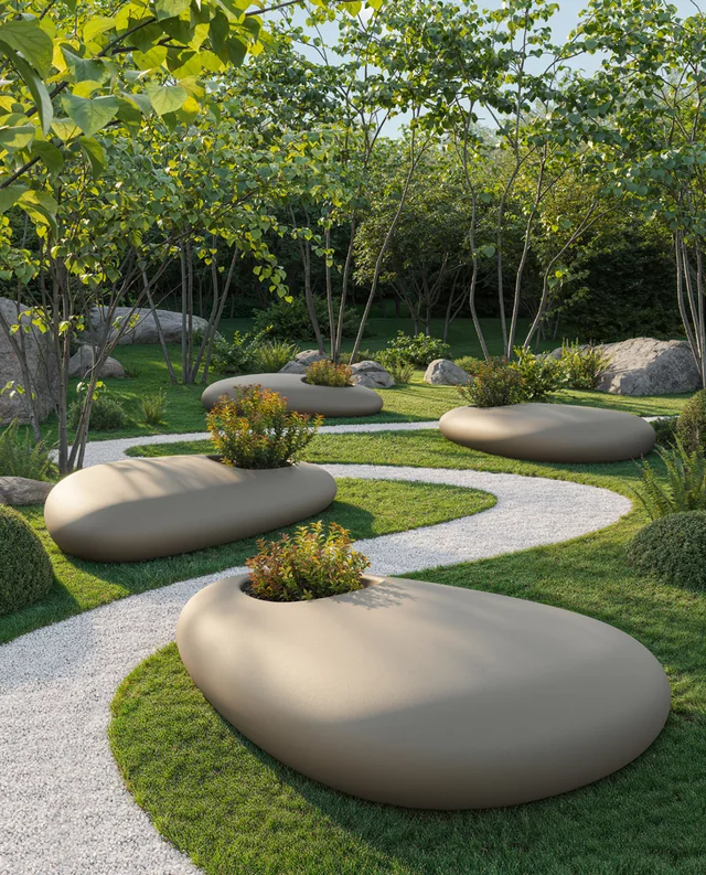 VONDOM STONE: Blick über organische niedrige Tische und den grünen Garten