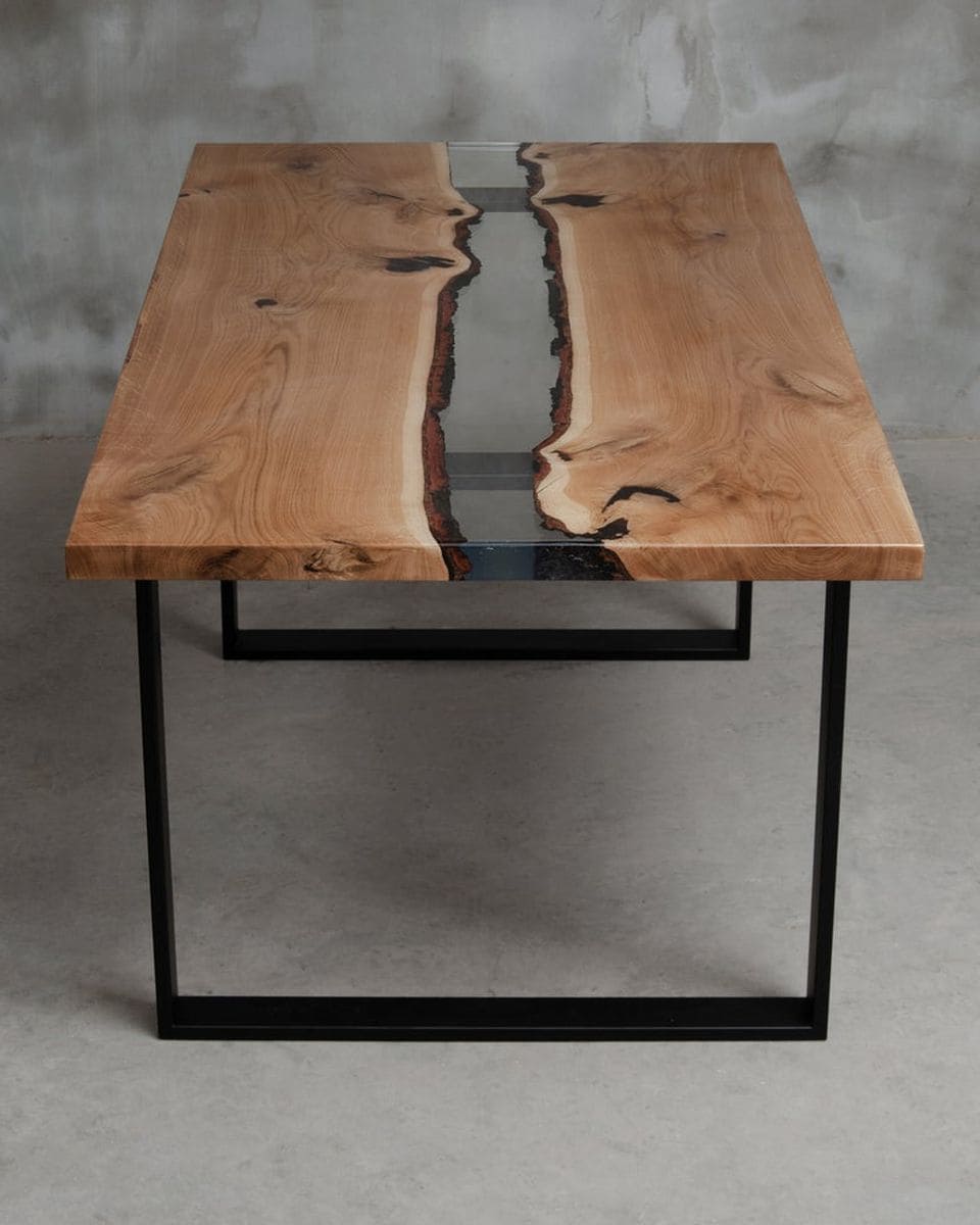 Beim Epoxidharz Tisch wird die Tischplatte aus einer Kombination mit Epoxidharz und Holz hergestellt wird. 